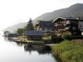 Der Weissensee in Kärnten - die Pension Carinthia mit Bootshaus und Liegewiese am See