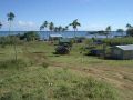Ein typischer Friedhof mit Meerblick auf der Südsee-Insel Foa, mittlerer Archipel Ha'Apai des Königreiches Tonga