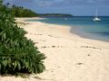 Der Sandstrand am Sandy Beach Resort im Norden der Insel Foa im Königreich Tonga mitten in der Südsee.