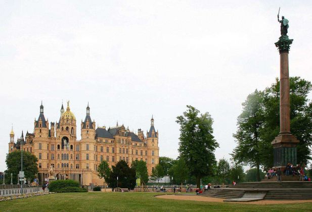Schwerin, die Landeshauptstadt Mecklenburg-Vorpommern - die Siegessäule im Alten Garten vor dem Schweriner Schloss