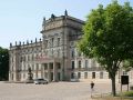 Der Schloßplatz und das barocke Residenzschloss in der Kleinstadt Ludwigslust in Mecklenburg-Vorpommern