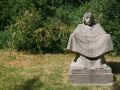 Güstrow in Mecklenburg - 'Mutter Erde' - eine Skulptur Ernst Barlachs in Kirchheimer Muschelkalk auf dem historischen Gertrudenfriedhof