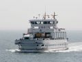 Ein Fährschiff der Frisia-Reederei im Wattenmeer zwischen Norddeich und der Insel Norderney