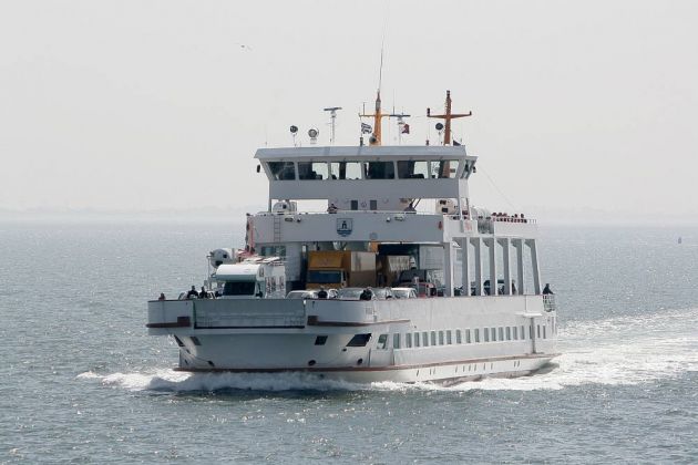 Ein Fährschiff der Frisia-Reederei im Wattenmeer zwischen Norddeich und der Insel Norderney