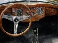 Das Holzlenkrad und das Armaturenbrett aus Wurzelholz des Jaguar XK 120 von 1954