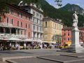 Gardasee-Rundfahrt - Riva del Garda, die Piazza Catena am Hafen in der Altstadt