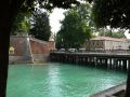 Pesciera del Garda - die historischen Festungsanlagen am Hafen mit baumbewachsenen Bastionen und Mauern