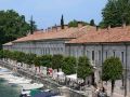 UNESCO Weltkulturerbe Peschiera del Garda - ein Kanal mit historischen Kasernen am Fluss Mincio