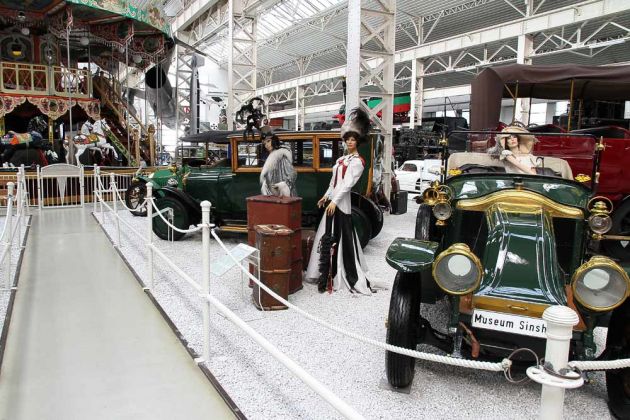 Oldtimer-Automobile in einer nostalgischen Dekoration in der Liller Halle des Technikmuseums Speyer