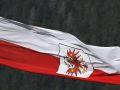Pertisau am Achensee in Tirol - es grüsst die Flagge Österreichs mit dem Tiroler Wappen
