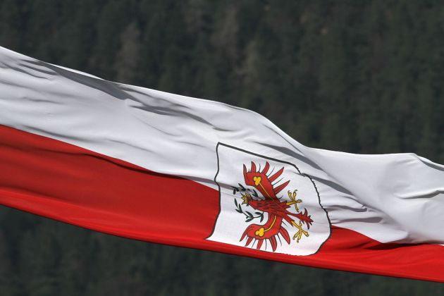 Pertisau am Achensee in Tirol - es grüsst die Flagge Österreichs mit dem Tiroler Wappen