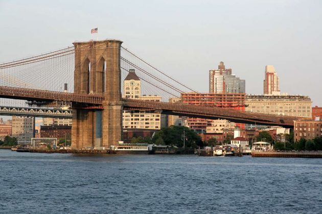 Die Brooklyn Bridge über den East River verbindet Manhattan mit Brooklyn - New York City