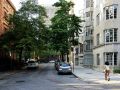 Eine Seitenstrasse der Montague Street mit ihren Brownstone' Häusern in Brooklyn Heights