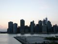 Der Blick von der Brooklyn Heights Promenade über den East River auf die Südspitze von Manhattan - Blue Hour in New York City