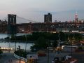 Der Blick von der Brooklyn Heights Promenade auf die Brooklyn Bridge und auf die Skyline von Manhattan - Blue Hour New York City