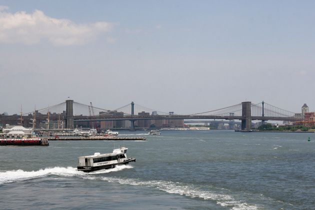Die Brooklyn Bridge über den East River verbindet Manhattan mit Brooklyn - New York City