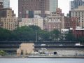 Ein Blick auf die Brooklyn Heights Promenade am East River vom Battery Maritime Building Slip in Manhattan - New York City