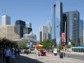 Toronto, Entertainment District - der Bobbie Rosefeld Park zwischen dem CN Tower und dem Rogers Centre