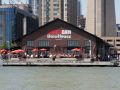 Das Amsterdam Brewhouse mit großer Terrasse am Queens Quay an der Toronto Harbourfront