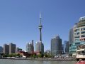 Die Toronto Harbourfront mit dem 553 Meter hohen Fernsehturm CN-Tower