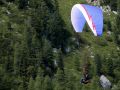 Ein Gleitschirm-Flieger am 'Rofan', dem Rofangebirge in Tirol