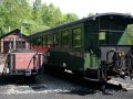 Die Pressnitztalbahn - historische Waggons vor dem Lokschuppen in Jöhstadt