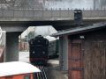 Weißeritztalbahn - der Zug mit der Schmalspur-Dampflok 99 1771-7 läuft in den Bahnhof von Freital-Hainsberg ein