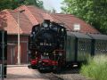Weißeritztalbahn - der Dampfzug mit der Schmalspur-Dampflok 99 1734-5 läuft in den Bahnhof Malter ein