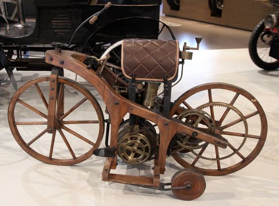 Das Daimler-Reitrad von 1885 - ein Nachbau im Motorradmuseum Augustusburg im Erzgebirge