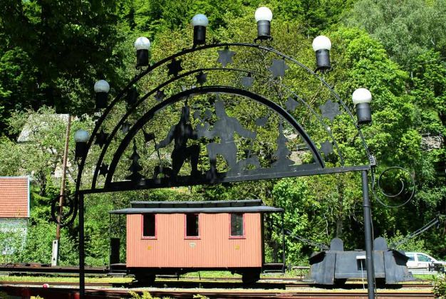 Das Sächsische Schmalspurbahn-Museum Rittersgrün - der Personenwagen 'Pockauer' hinter einem Erzgebirge Schwibbogen