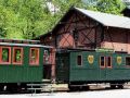 Das Sächsische Schmalspurbahn-Museum Rittersgrün - ein historischer Personenwagen und der Kaiserliche Postwagen vor dem Lokschuppen