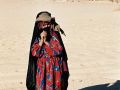 Die Wüste auf der Halbinsel Sinai in Ägypten - eine Beduinenfrau nahe der Oase Ain Hudra