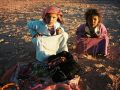 In der Wüste Sinai - Beduinen-Kinder als Souvenir-Verkäufer von Drusen mit Kristallkern 