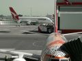 Sydney International Airport - eine Boeing 737 vor einem Airbus A 380 von Qantas