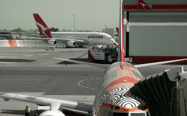Sydney International Airport - eine Boeing 737 vor einem Airbus A 380 von Qantas