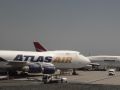 International Airport Sydney - ein Boeing 747 'Fracht Jumbo' von Atlas Air vor einer Boeing 747 von Qantas