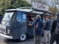 Der Keukenhof in Lisse nahe Amsterdam - ein Peugeot-Oldtimer als Verkaufswagen für Kaffeespezialitäten