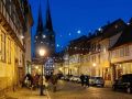 Quedlinburg - die Pölkenstrasse mit der Nikolaikirche zur Blauen Stunde