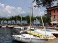 Torri del Benaco am Gardasee - die Piazza Calderini und der Porticciolo, der kleine Bootshafen 