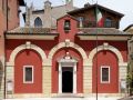 Torri del Benaco am Gardasee - die Chiesa della Santissima Trinità an der Piazza Calderini