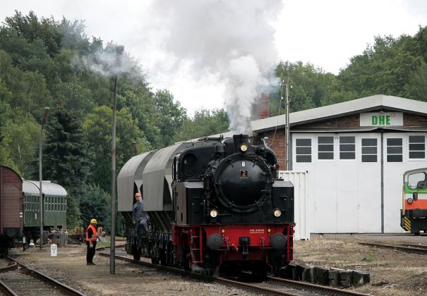 Delmenhorst-Harpstedter-Eisenbahn - Rangierfahrt der Dampflok DHE No. 2, Typ Hannibal mit zwei Güterwaggons im Bahnhof Harpstedt