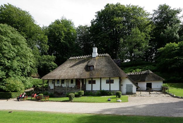 Liselund auf der Insel Mön - das Schweizerhaus am Parkeingang
