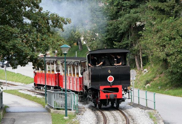 Dampfzug der Achenseebahn im Schiebebetrieb vor Eben