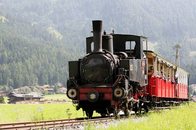 Dampfzug der Achenseebahn zwischen Maurach und Seespitz