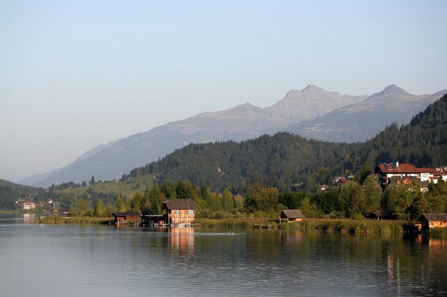 Der Weissensee am Fuss der Gailtaler Alpen in Kärnten, Österreich