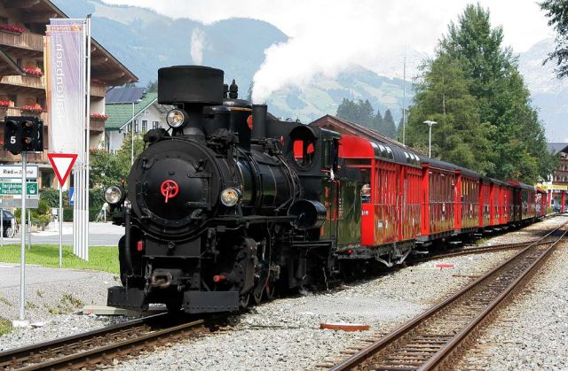 Die Zillertalbahn  -Dampfzug der Zillertalbahn in Kaltenbach-Stumm, Zillertal