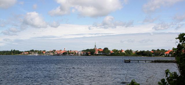 Nysted Panorama von der gegenüber liegenden Seite des Nysted Nor, des Ostsee-Haffs - Insel Lolland, Dänemark