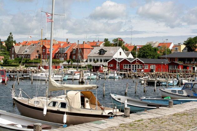 Der Blick von der Nysted-Mole auf den Hafen und den Starndvejen - Ostseeinsel Lolland, Dänemark