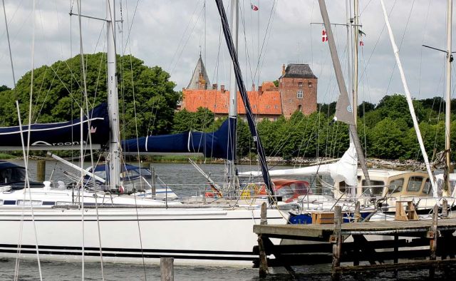 Segelyachten in der Nysted Marina vor dem Ålholm Slot - Ostseeinsel Lolland, Dänemark