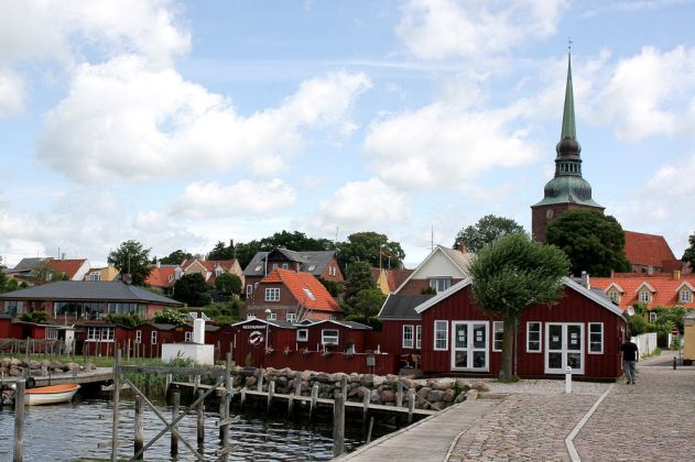 Nysted, Restaurant Ö an der Mole und Stranvejen sowie die Nysted Kirche - Ostseeinsel Lolland, Dänemark